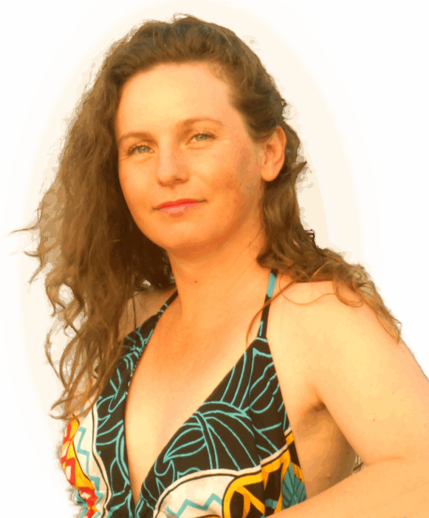 Ela Ramonis sommerlich freigestellt ohne Hintergrund – spirituelle Künstlerin und Energiearbeit