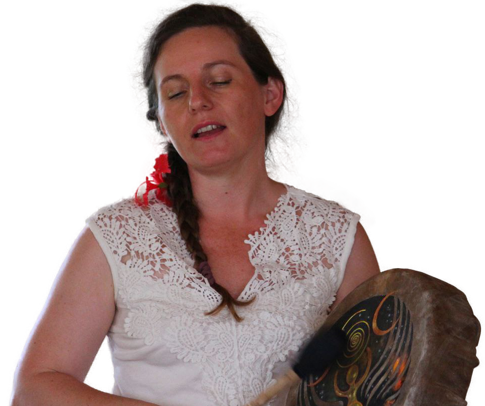 Ela Ramonis beim Trommeln: Ela Ramonis in einer kraftvollen musikalischen und spirituellen Szene.